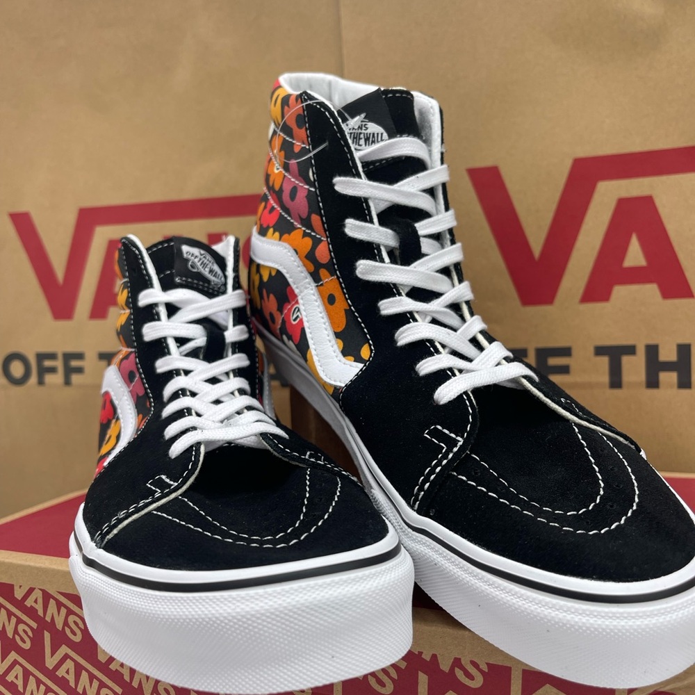 Vans Men’s Sk8-Hi
Flower Black/Multi Sneakers 
VN000D5IBML
 Floral High-Top - Picture 6 of 16